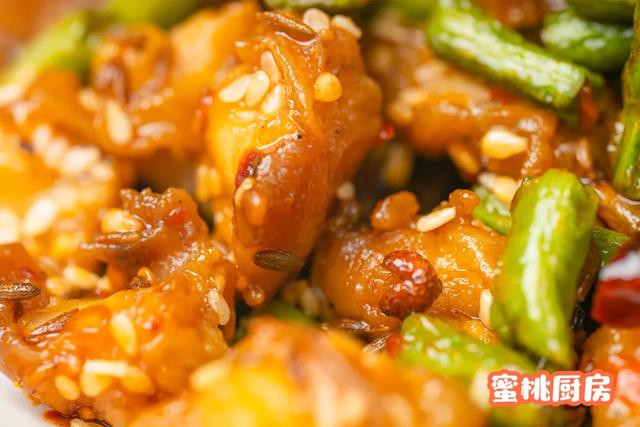 掌中宝是鸡的哪个部位图解，掌中宝是鸡的哪个部位（鸡身上的“黄金部位”）