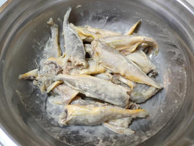 小黄鱼怎么炸才酥脆的，挂面糊还是裹淀粉