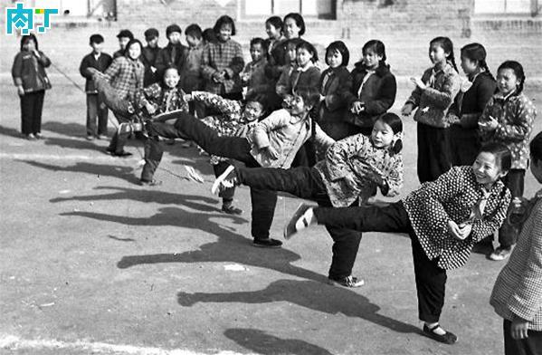 跳猴皮筋,是一种适宜于儿童的民间游戏,约流行在20世纪50至80年代