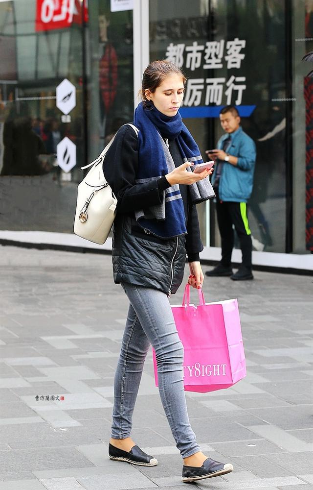 渔夫鞋怎么搭配衣服图片，米色鞋子怎么搭配（街拍：用渔夫鞋搭配秋装的美女）