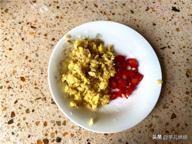 牛皮菜的功效与作用，农村人喂猪的主食蔬菜“牛皮菜”简单烹制成了四川人的美味下饭菜