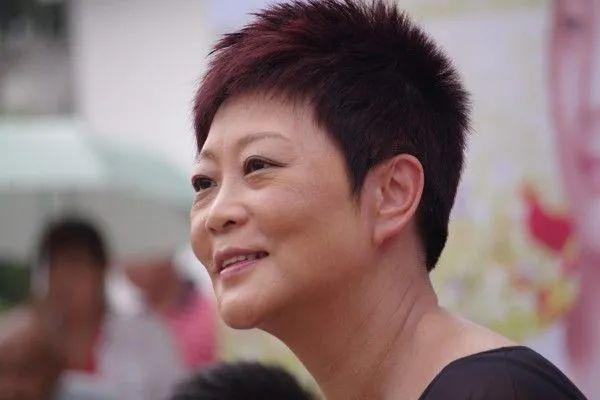 12月28日,喜剧演员冯巩带着他的队伍在"九棵树"未来艺术中心,给观众们