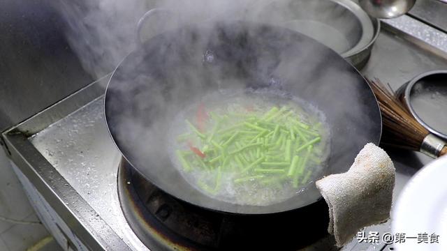 豆角炒肉的家常做法，豆角炒土豆丝的家常做法（厨师长教你一道小炒菜“豆角炒肉”）