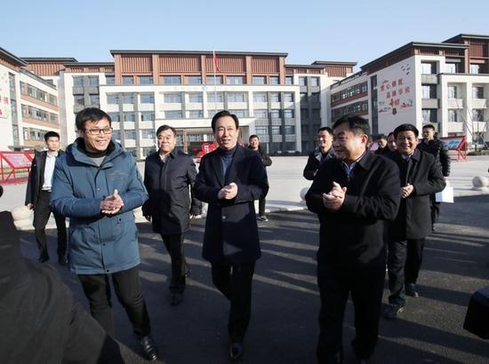 许家印的儿子，许家印生了几个孩子？（2018年许家印携妻陪父回老家）