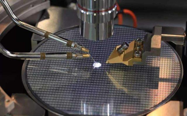 光刻机为什么中国做不出来，光刻机是干什么用的（我国为何造不出高端光刻机）