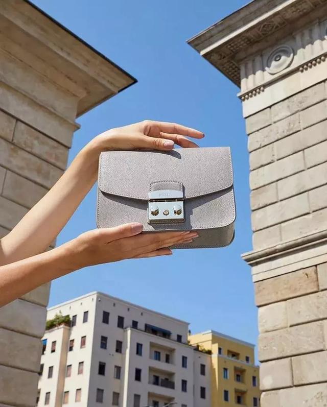 mk包包属于什么档次，MK包包属于什么档次（这五个颜值与质感均在线的包包品牌）