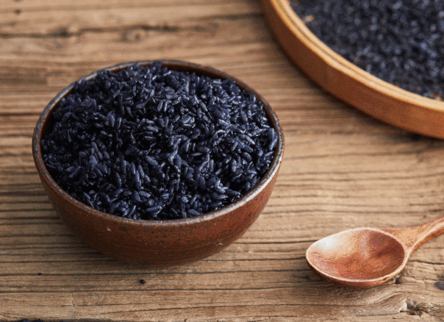 可乐能不能泡在米饭里一块吃，可乐可以泡米饭吗（却喜欢用可乐瓶盛的乌米汁来做饭）