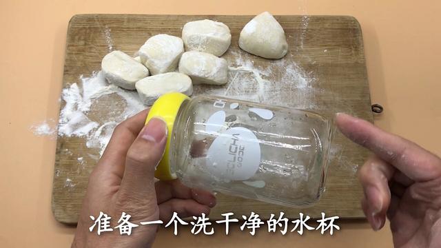 手工水饺皮制作方法，在家做饺子皮从不用擀面杖