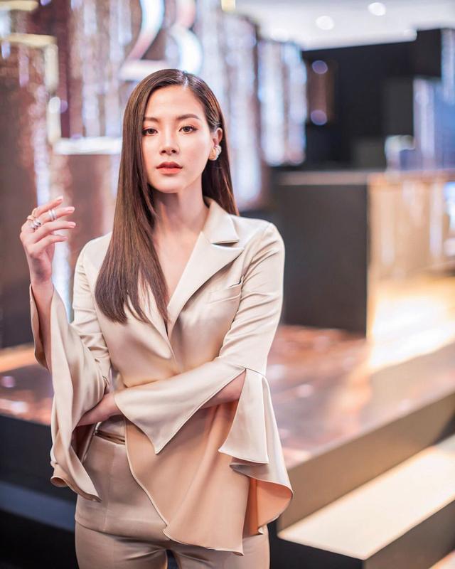 泰国小水扮演者，泰国小水扮演者叫啥（27岁泰星平采娜穿西装变御姐）