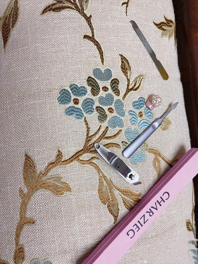 美甲解胶剂怎么用，指甲胶水用什么溶解（指甲的解胶剂怎么用）