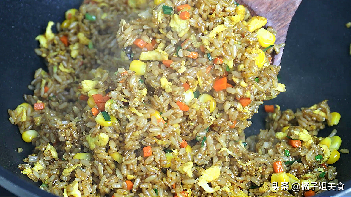 圖片[5]-剩米飯變身美味蛋炒飯 香而不膩 五分鐘學會做-起舞食譜網