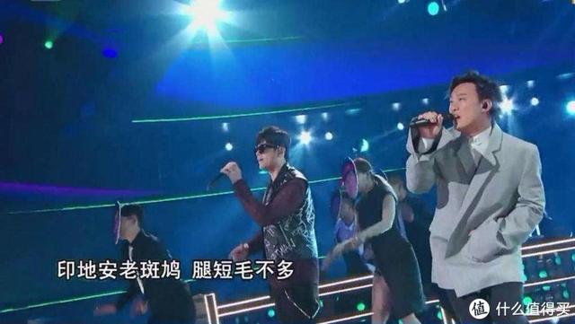 她的睫毛弯的嘴角，她的睫毛歌词（别和我说你是哭着进来找青春的）