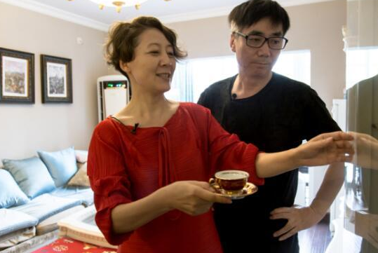 “国家一级演员”范明，33岁娶大6岁2婚总裁，今喜当爷爷超幸福