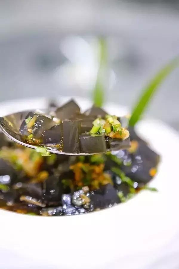 白凉粉的原料是什么东西，做白凉粉的原料是什么（四川冰粉、云南木瓜水、宁波冻蒲…这些凉粉）
