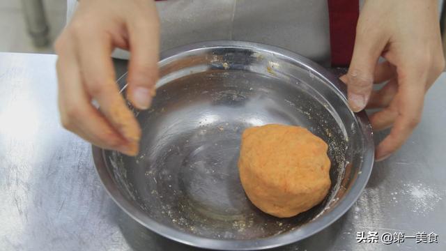 红薯饼的家常做法，做红薯饼的方法简单又好吃（红薯饼怎样做才能软糯可口香甜拉丝）
