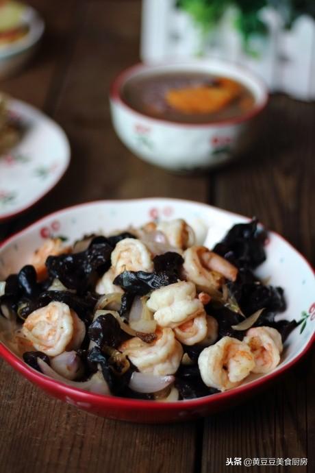 虾仁爆炒木耳做法，虾仁爆炒木耳做法视频（黑木耳炒虾仁）