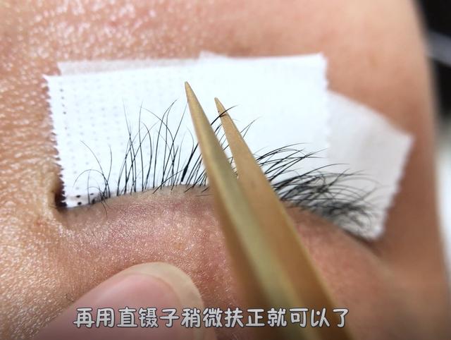 睫毛不翘往下搭原因，睫毛朝下长不卷翘怎么办（嫁接睫毛为什么这么乱）