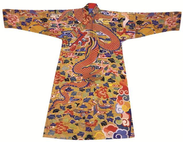 满族的习俗和服饰介绍，满族的风俗和服饰（满族人的服饰和装扮有什么特点）