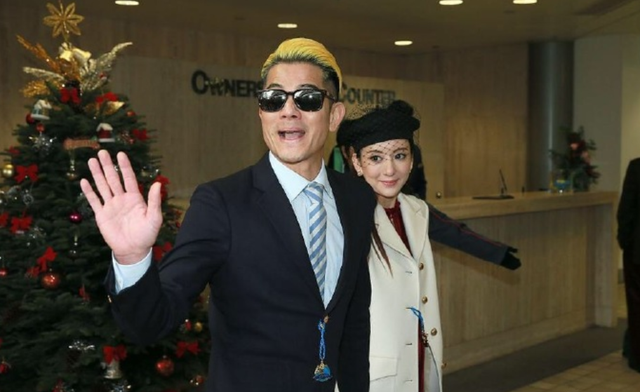 红色长裙外套搭配图片，红色长裙搭配什么外套（方媛郭富城合体亮相）