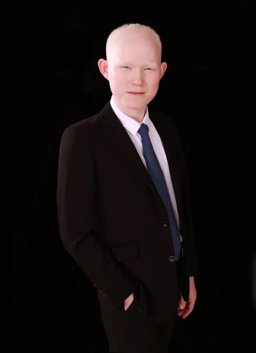 名人美容学校（他自幼双眼弱视）