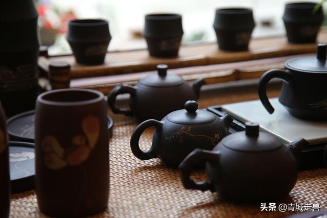 叩手礼手势图，叩手礼正确手势（倒茶时：对方敲桌子你也跟着敲）