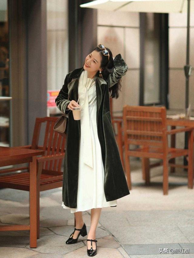 青灰色是什么颜色，正常的平菇是什么颜色（35+女性穿衣千万别盲从）