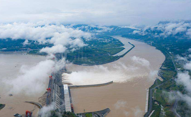 长江泄洪区在哪里，今年长江泄洪区在哪里（三峡大坝开启10孔泄洪）