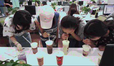 开水烫红牛是什么梗，开水烫红牛懂的人自然懂什么意思（“秋天的第一杯奶茶”是什么热梗）