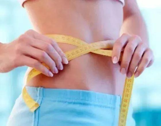 贴墙站立的危害，练习贴墙站立有什么好处（两个月后身体竟会变成这样……）