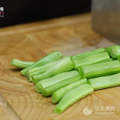 四季豆炒肉的做法，干煸四季豆炒肉的做法（下饭担当四季豆小炒肉！）