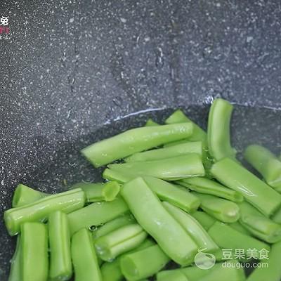 四季豆炒肉的做法，干煸四季豆炒肉的做法（下饭担当四季豆小炒肉！）