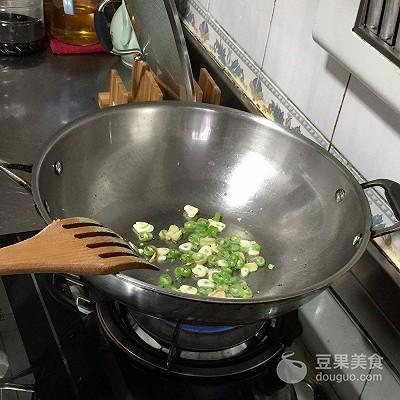 油菜怎么炒好吃，炒油菜的正确做法（快手的蟹味菇炒小油菜）