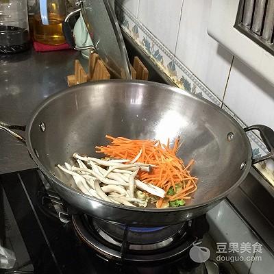 油菜怎么炒好吃，炒油菜的正确做法（快手的蟹味菇炒小油菜）