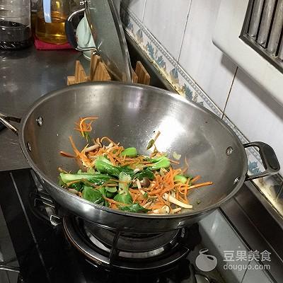 油菜怎么炒好吃，炒油菜的正确做法（快手的蟹味菇炒小油菜）