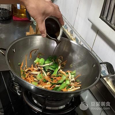 油菜怎么炒好吃，炒油菜的正确做法（快手的蟹味菇炒小油菜）