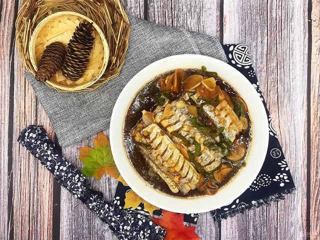 红烧带鱼的家常做法，红烧带鱼家常做法（红烧带鱼的做法）