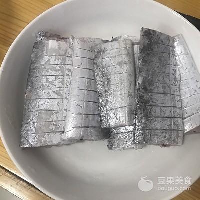 红烧带鱼的家常做法，红烧带鱼家常做法（红烧带鱼的做法）