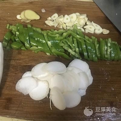 红烧带鱼的家常做法，红烧带鱼家常做法（红烧带鱼的做法）