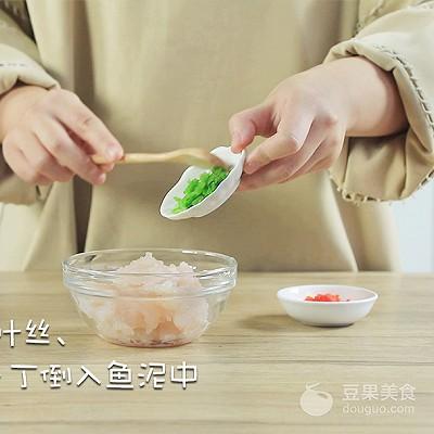 鱼糕怎么做好吃，成品鱼糕怎么做好吃（彩蔬鱼糕的做法）