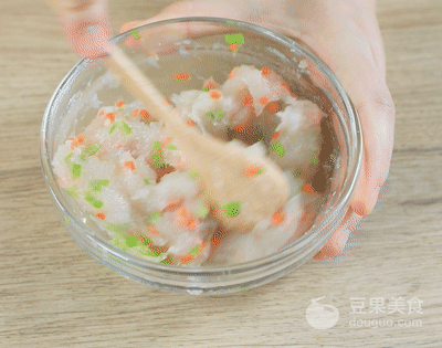 鱼糕怎么做好吃，成品鱼糕怎么做好吃（彩蔬鱼糕的做法）