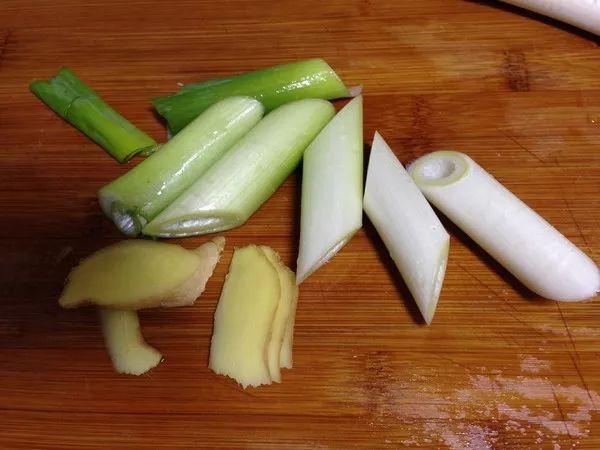 东北胖头鱼炖豆腐的做法窍门，胖头鱼炖豆腐的家常做法（酱香胖头鱼炖豆腐）