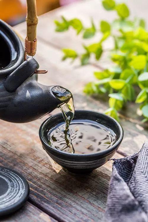 当浮一大白什么意思，当浮一大白的浮是什么意思（唐诗下酒，宋词伴茶）