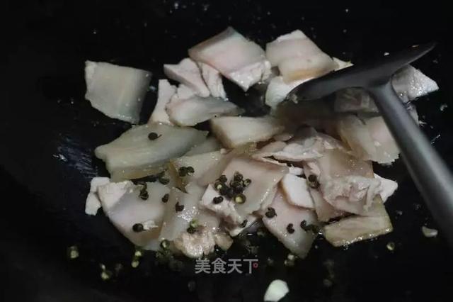 青椒回锅肉的做法，青椒炒回锅肉正宗做法（青椒回锅肉：肥而不腻）