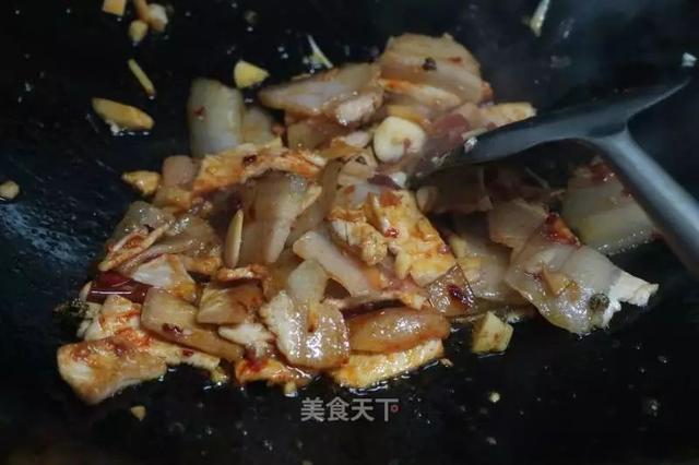 青椒回锅肉的做法，青椒炒回锅肉正宗做法（青椒回锅肉：肥而不腻）