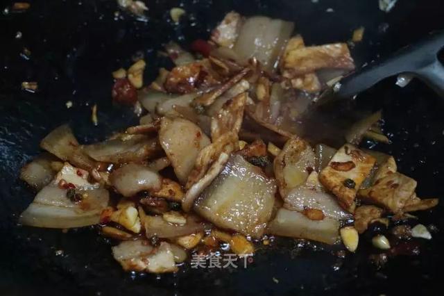 青椒回锅肉的做法，青椒炒回锅肉正宗做法（青椒回锅肉：肥而不腻）