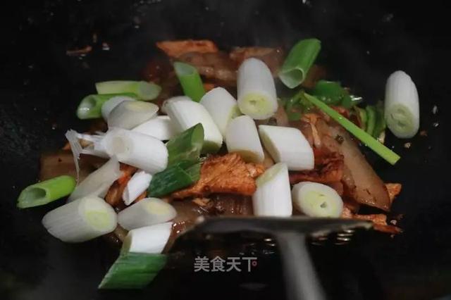 青椒回锅肉的做法，青椒炒回锅肉正宗做法（青椒回锅肉：肥而不腻）