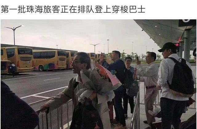 港珠澳大桥穿梭巴士，港珠澳大桥穿梭巴士在哪里上车（第一辆穿梭巴士驶上港珠澳大桥）