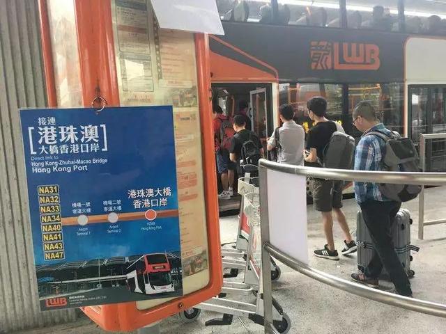 港珠澳大桥穿梭巴士，港珠澳大桥穿梭巴士在哪里上车（第一辆穿梭巴士驶上港珠澳大桥）