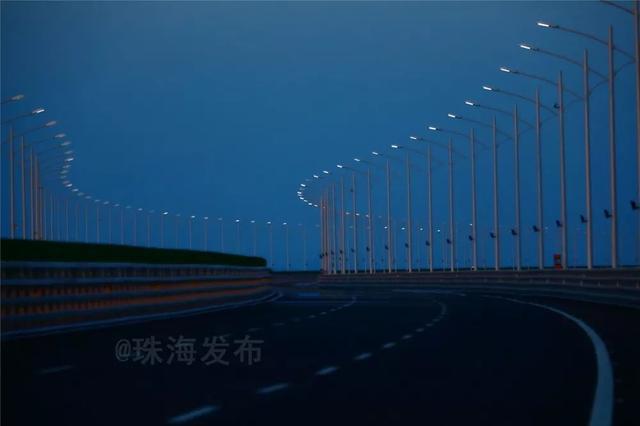 港珠澳大桥穿梭巴士，港珠澳大桥穿梭巴士在哪里上车（第一辆穿梭巴士驶上港珠澳大桥）