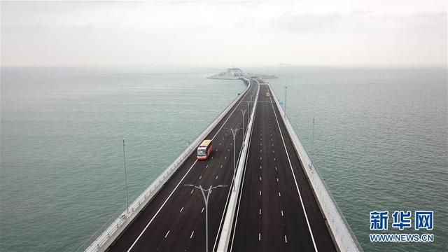 港珠澳大桥正式通车10月24日,来往车辆在东人工岛上出入海底隧道(无人